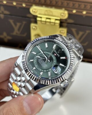 Superclone Sky-Dweller Mint green Dial 336934 Jubilee Close-Up Focus