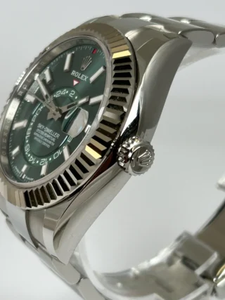 Superclone Sky-Dweller Mint green Dial 336934 Oyster Close-Up Focus