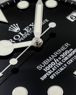 WALL CLOCK – SUBMARINER Angle Detail