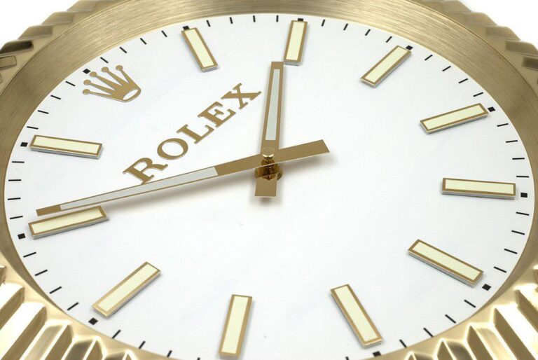 WALL CLOCK – WIMBLEDON OYSTER DATEJUST GOLD Close-Up Focus