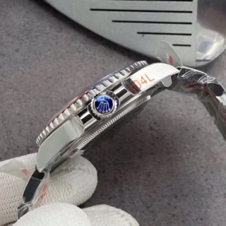 GMT-Master II 126710BLRO "Pepsi" Oyster Feature Highlight