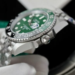 Superclone GMT-Master II 126729VTNR Jubilee “Absinthe” Alternate Angle