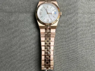 Alternative view of Rolex Land-Dweller 40 mm Everose gold (2025)